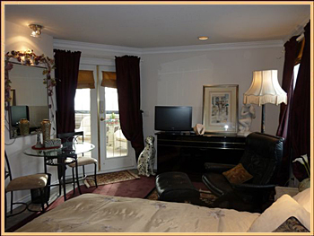 Enjoy the romantic White Rock bed and breakfast and luxury hot tub suite at Sausalito B&B in Greater Vancouver, BC, Canada